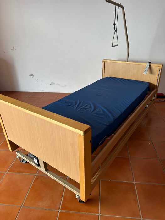 Cama articulada elétrica bom estado com colchão anti escaras