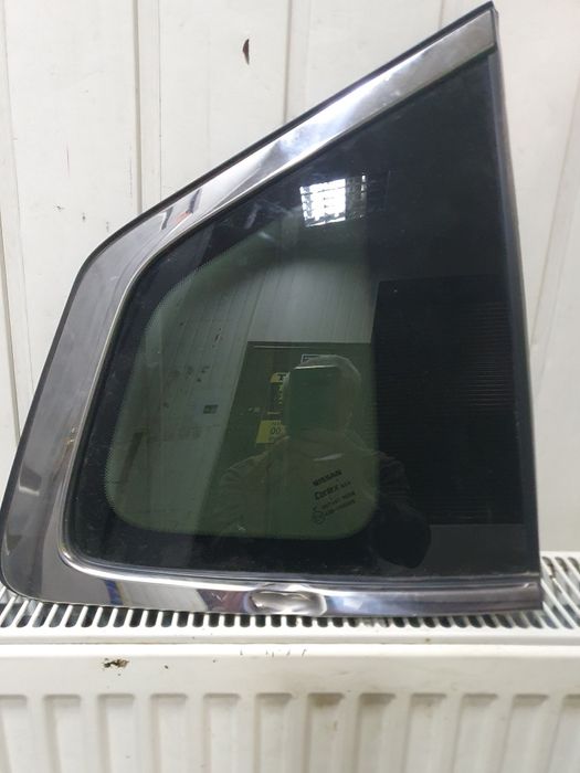 Скло праве заднє глухе( форточка права) Ніссан Рог Nissan rogue 2019