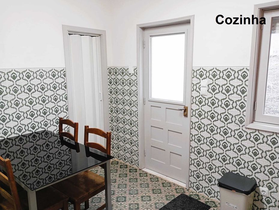 Quarto mobilado em moradia T3