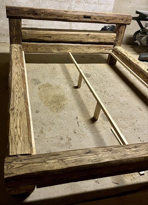 Meble z Duszą: Ręcznie Wykonane ze Starych Ciosanych Belek