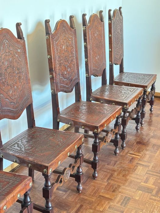 Conjunto de 6 Cadeiras Antigas em Madeira e Couro Lavrado – Estilo Clássico
