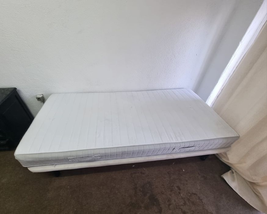 Quarto para solteiro em mezanino com janela para a rua