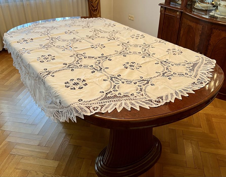 Biały okrągły obrus o średnicy 1,7m - vintage, retro