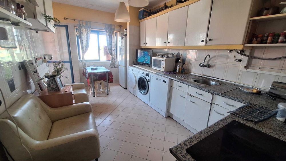 Quarto bem localizado perto de transportes.