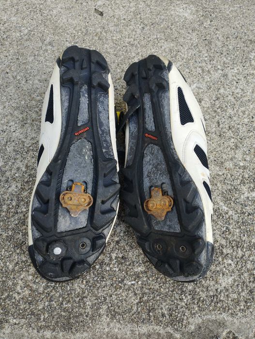 Sapatos de ciclismo Mavic brancos com detalhes pretos e amarelos