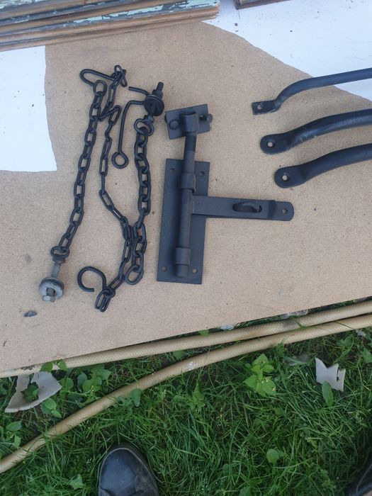 Zasuwa i uchwyty do bram