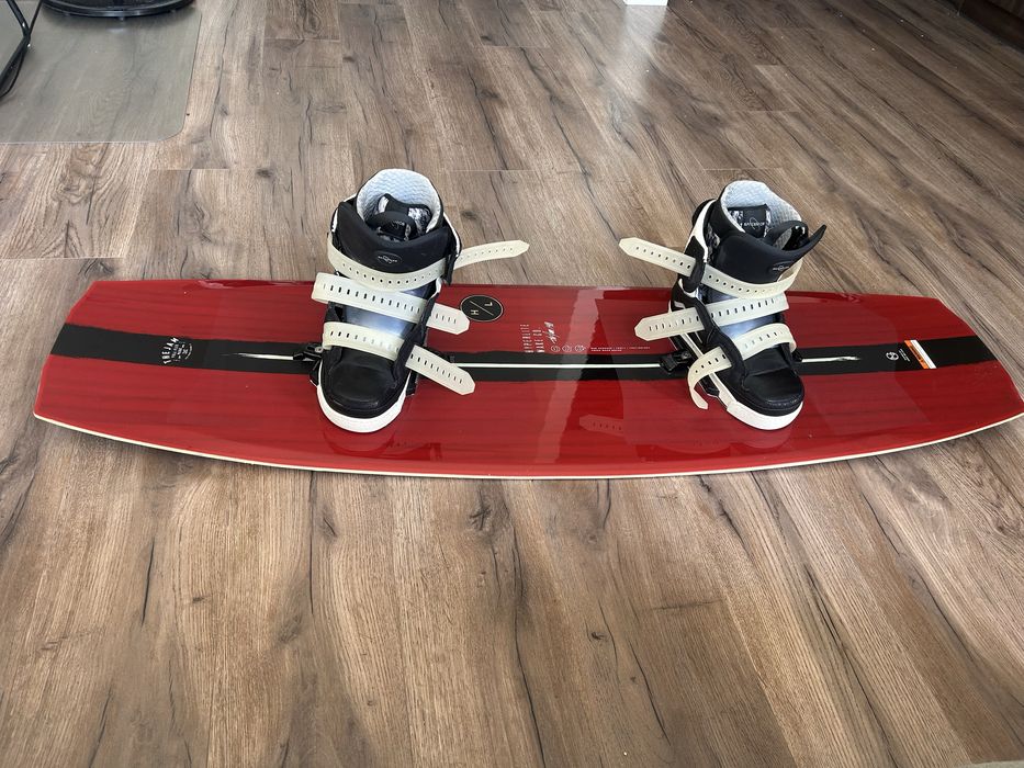 Wakeboard Hyperlite The Jam 140 cm + wiązania Slingshot Spacemob 43