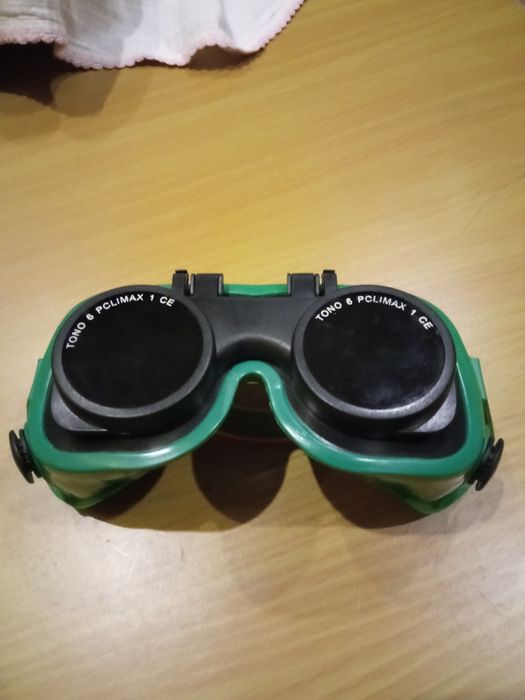 Pistola de cola quente nova e óculos de proteção