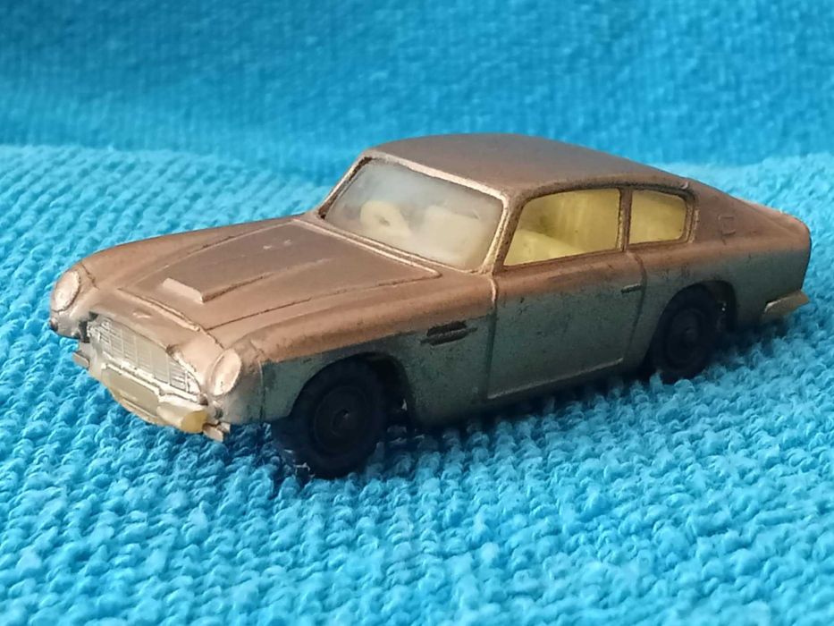 Miniatura Aston Martin DB6 da Husky