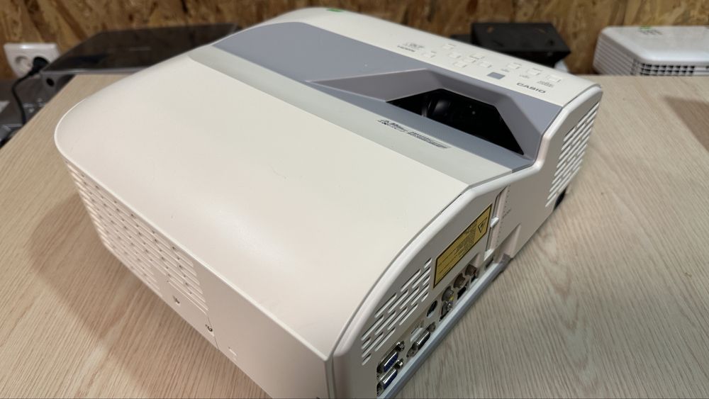 Ультракороткофокусний LED-LASER проєктор CASIO XJ-UT310WN