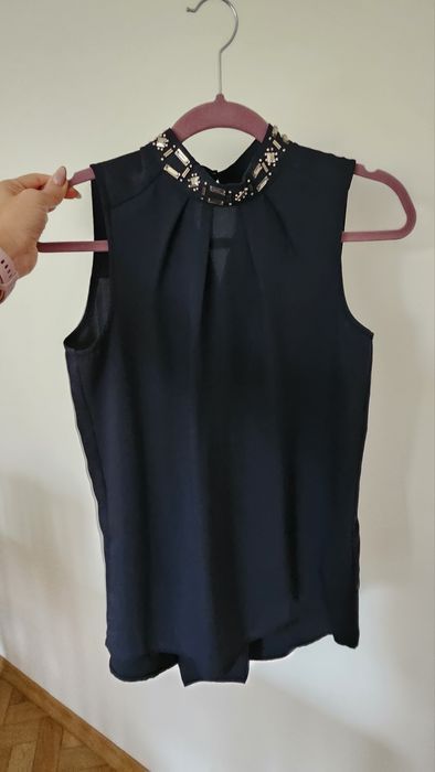 Elegancka bluzka ze zdobioną stojką