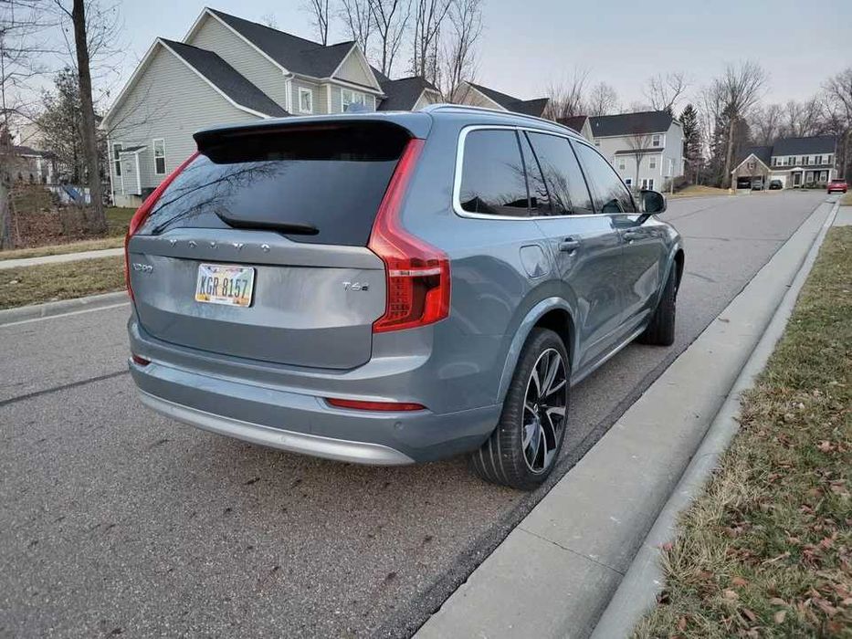 2022 Volvo XC90 T6 AWD Momentum