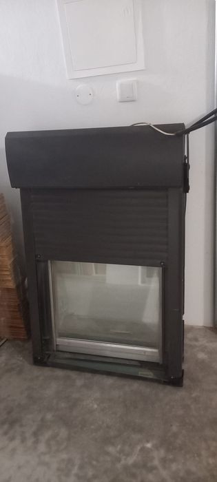 Janela de telhado ROTTO MAYDISA com estore eléctrico de exposição. Medidas: 980 x 840