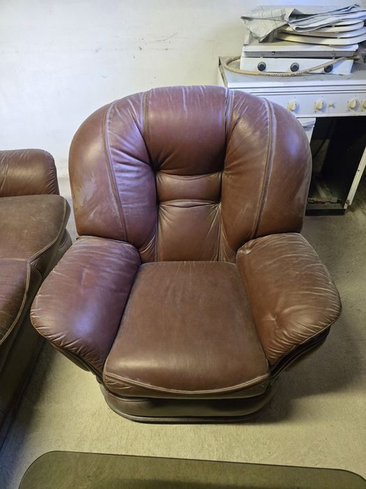 Conjunto de tres sofas e mês de centro