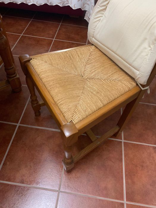 Mesa de sala mais cadeiras em madeira