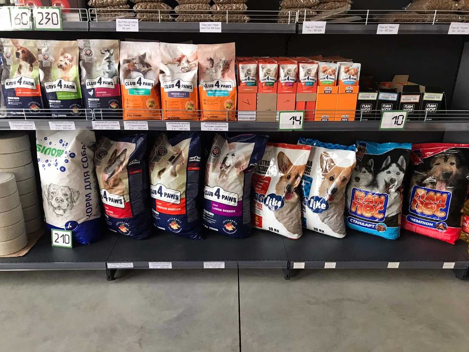 Корм для собак та котів.