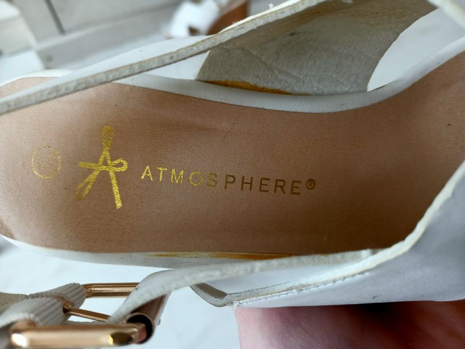 najmodniejsze na platformie  białe sandały - Atmosphere