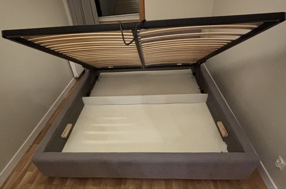 Łóżko z materacem 180 cm x 200 cm