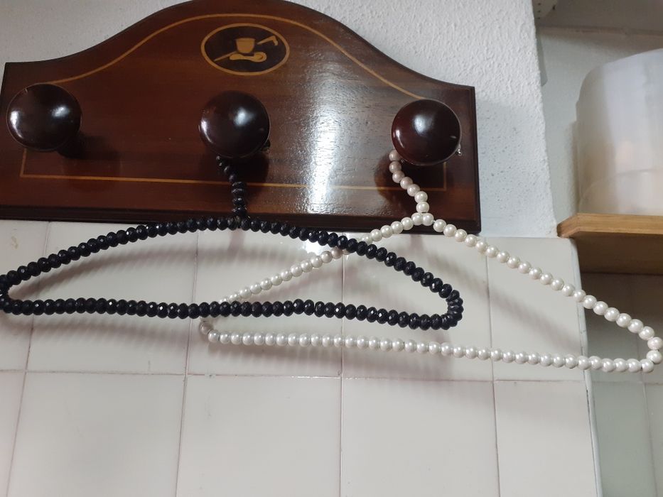 Cabides de madeira e em pérolas