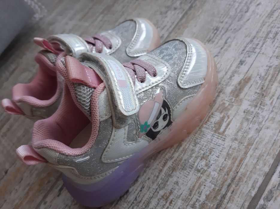 Кросівки для дівчинки і туфлі.