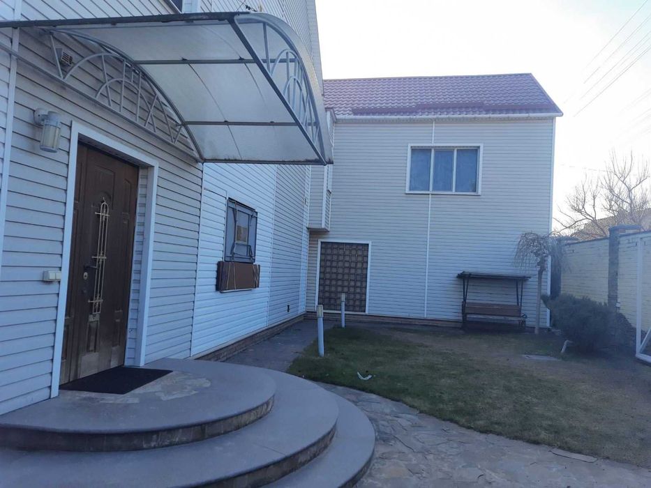Будинок 256м² з критим басейном, сауною та зимовим садом