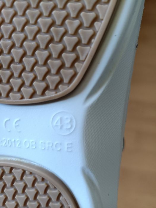 Białe klapki FitClog