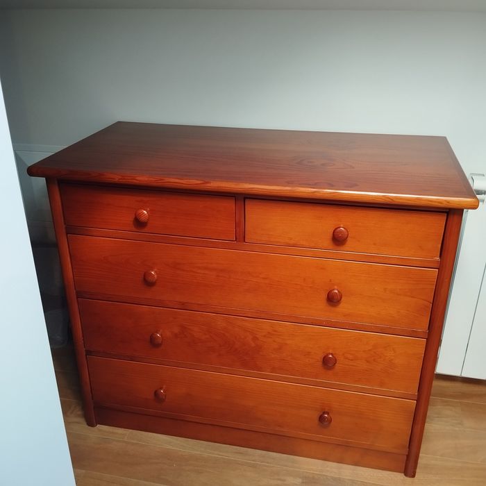 Cómoda em madeira maciça