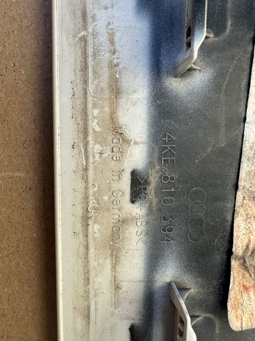 Крышка лючек порта зарядки правый Audi E-tron 50 55, Q8, 4KE810394