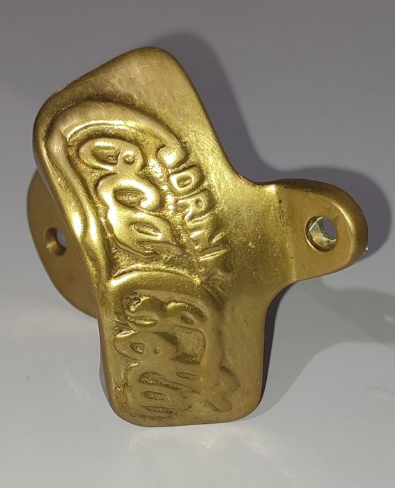 Abre caricas em latão CocaCola de parede