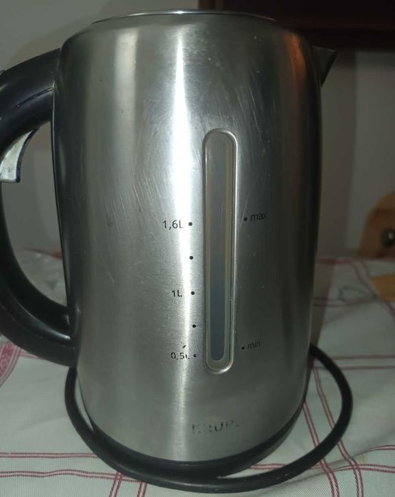 Chaleira eléctrica em inox