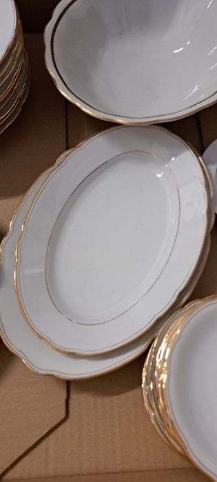 Serwis obiadowy biały ze zlotym