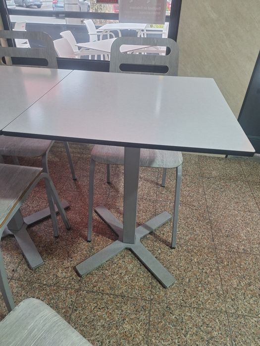 Mobiliário para Café / Restaurante – Mesas e Cadeiras em Bom Estado