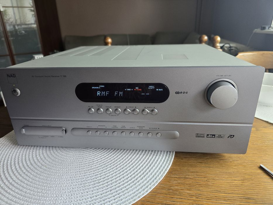 Amplituner kina domowego NAD T 753