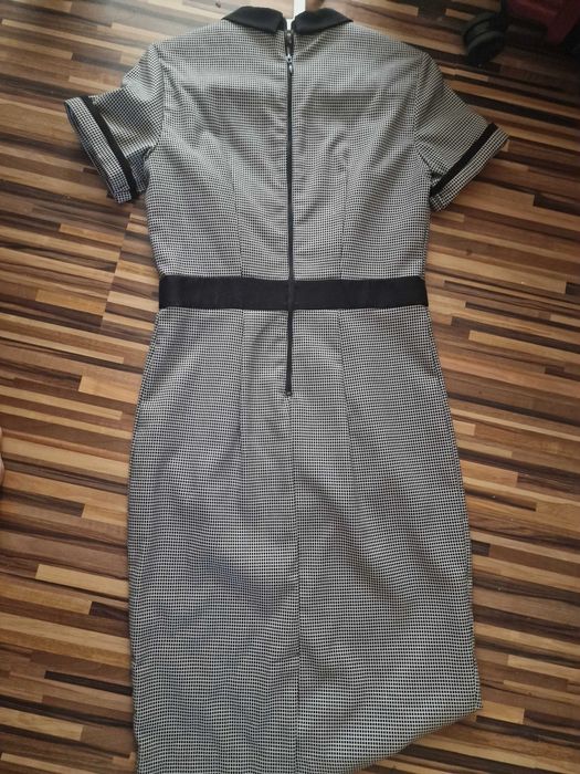 sukienka typu elegancja biznesowa