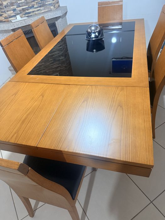 Mesa de cozinha , com 3 metros  estando aberta , tem abertura dos 2 lados e com 6 cadeiras  .