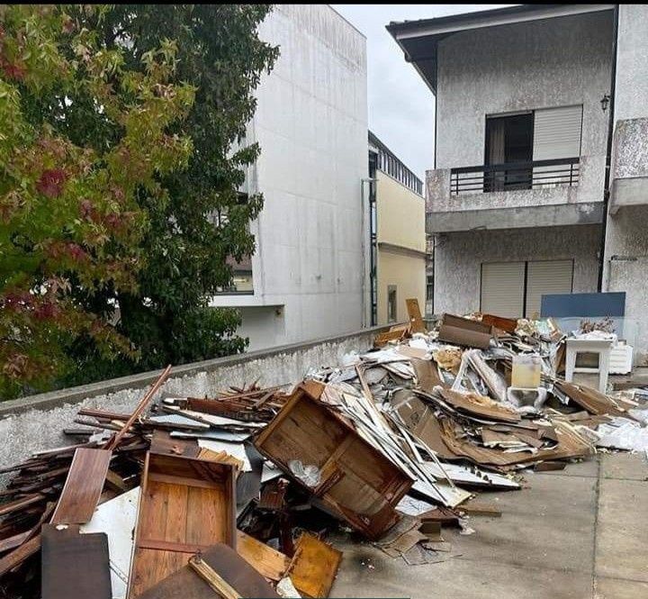 Faço cargas de entulho, madeira...