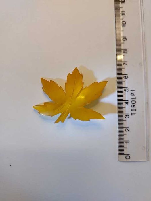Broszka bakelitowa - liść klonu - lata 60 XX wieku