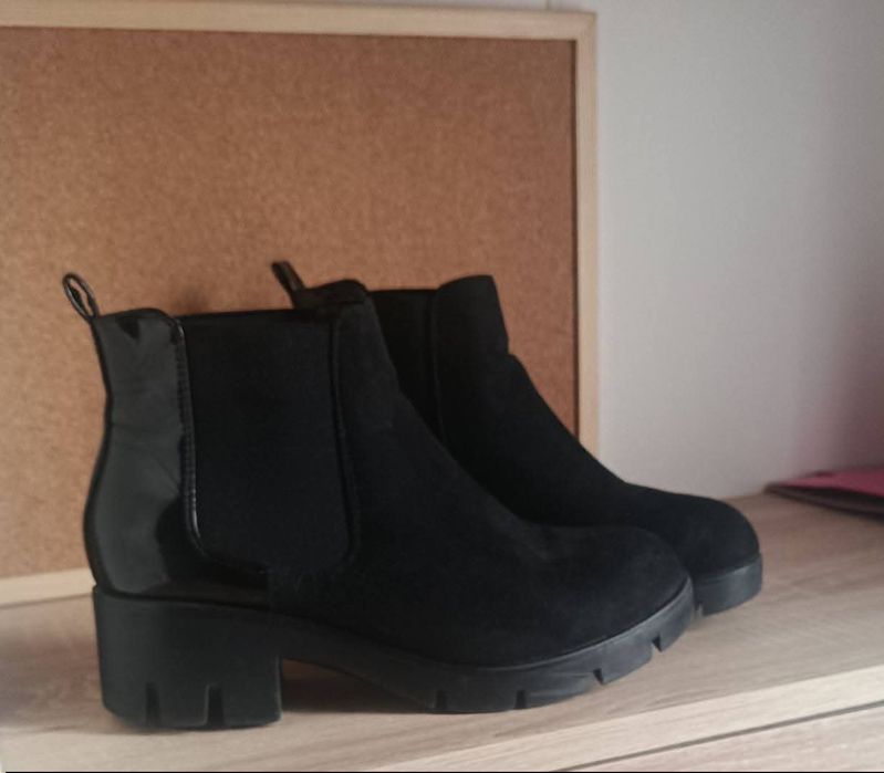 Modne czarne botki typu sztyblety (chelsea boots) marki Cropp na charakterystycznej, grubszej podeszwie z protektorem oraz stabilnym obcasie
