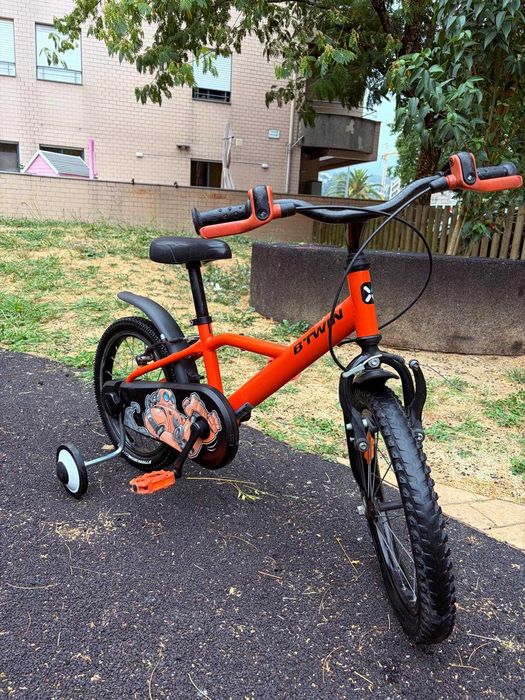 Bicicleta infantil B’TWIN 16” com rodinhas de apoio removíveis | Ótima oportunidade