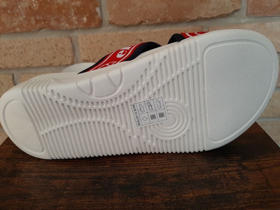 Klapki ellesse na gumowej podeszwie