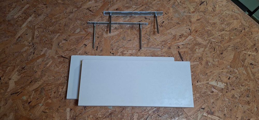 Białe półki 60x25x4 z uchwytami