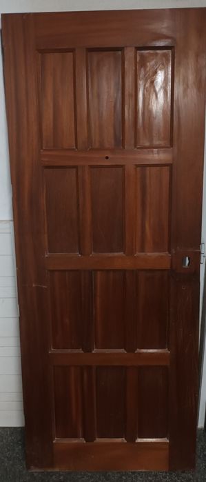 Porta de madeira entrada.