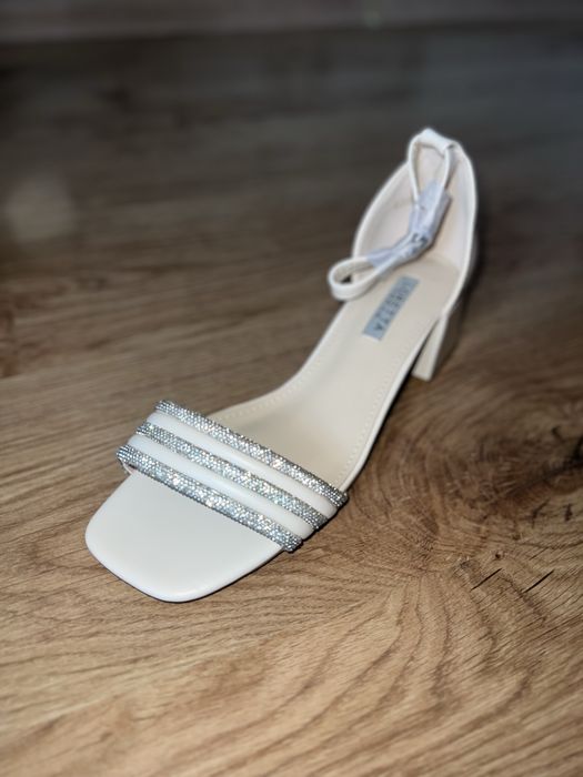 Жіночі підбори білого кольору