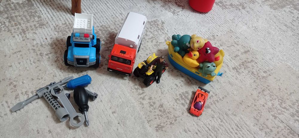 Машинки іграшки для хлопчиків.