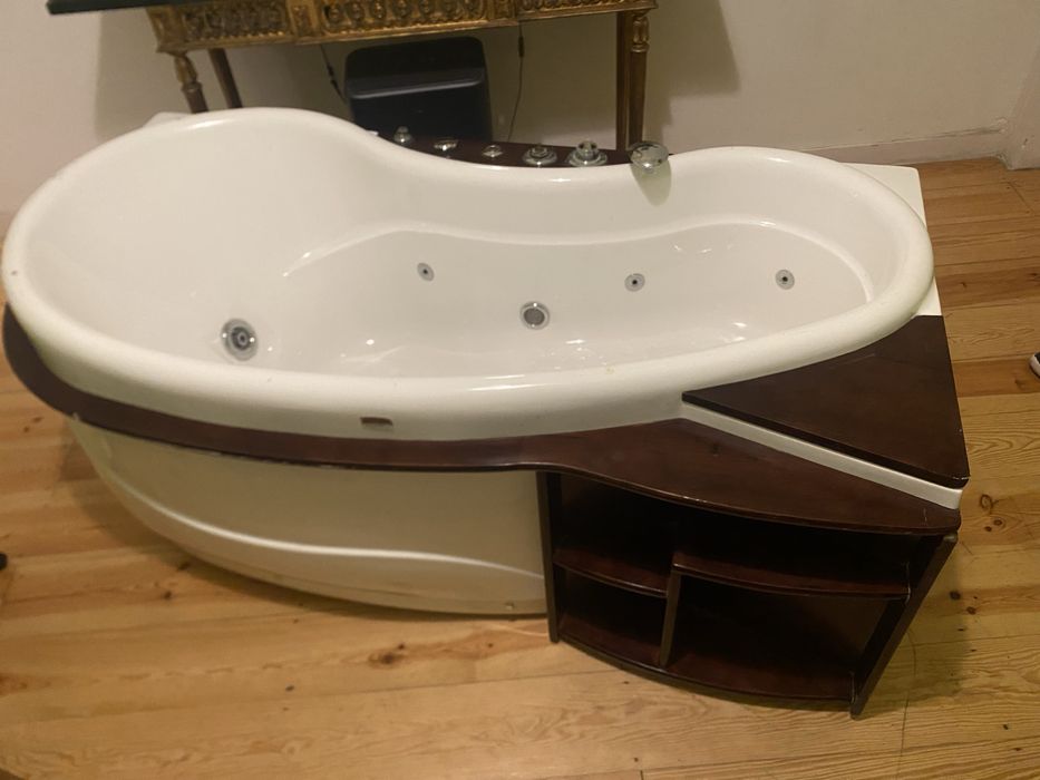 Oportunidade: Banheira de Hidromassagem com Deck de Madeira (Design Luxo)