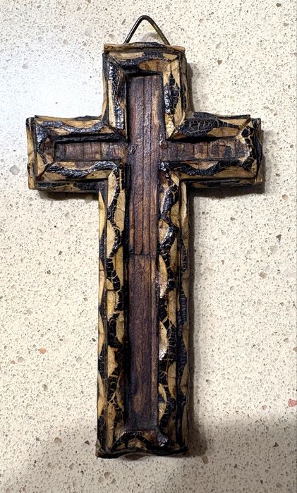 Pequeno antigo crucifixo de arte popular elaborado em madeira de fósforos