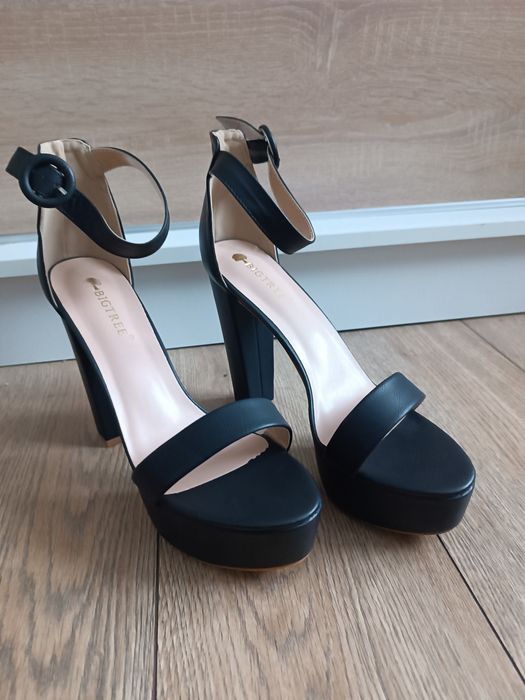 Czarne sandały na obcasie