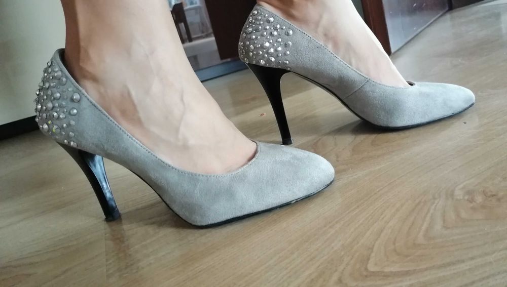 Szare buty na obcasie z dżetami