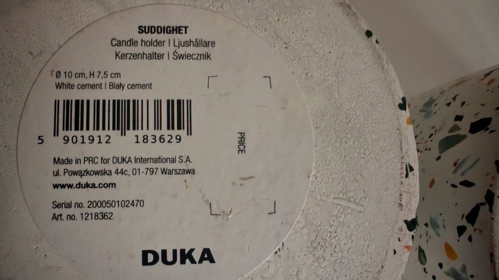Dwa nowoczesne świeczniki z cementu