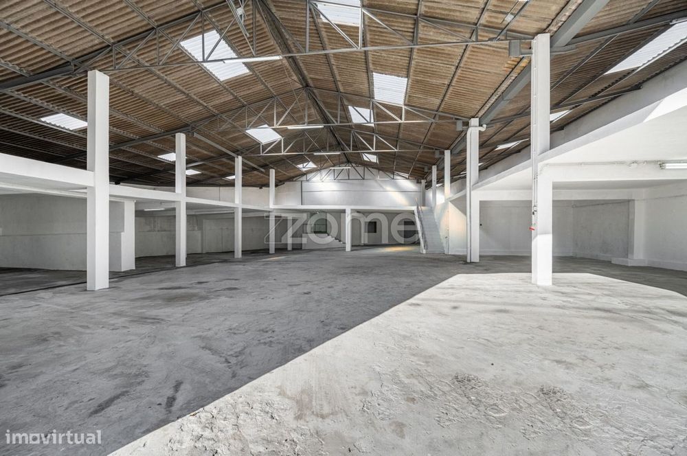 Armazém junto à A41 em Mozelos, Santa Maria da Feira